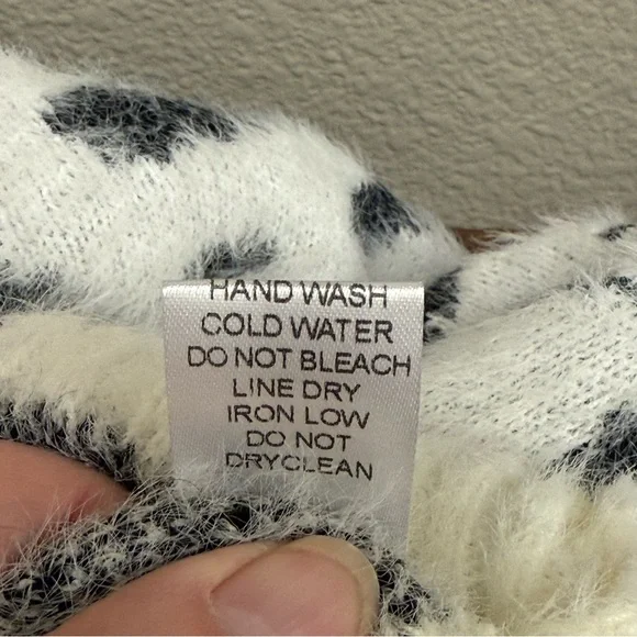 Macaron XL Fuzzy Leopard Print V Neck Sweater Soft Cozy White Black Animal Knit - Picture 7 of 8